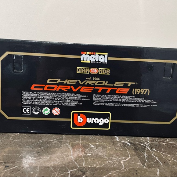 Bburago 1:18 Scale 1997 Red Chevrolet Corvette Diamonds Diecast Model - Picture 2 of 3